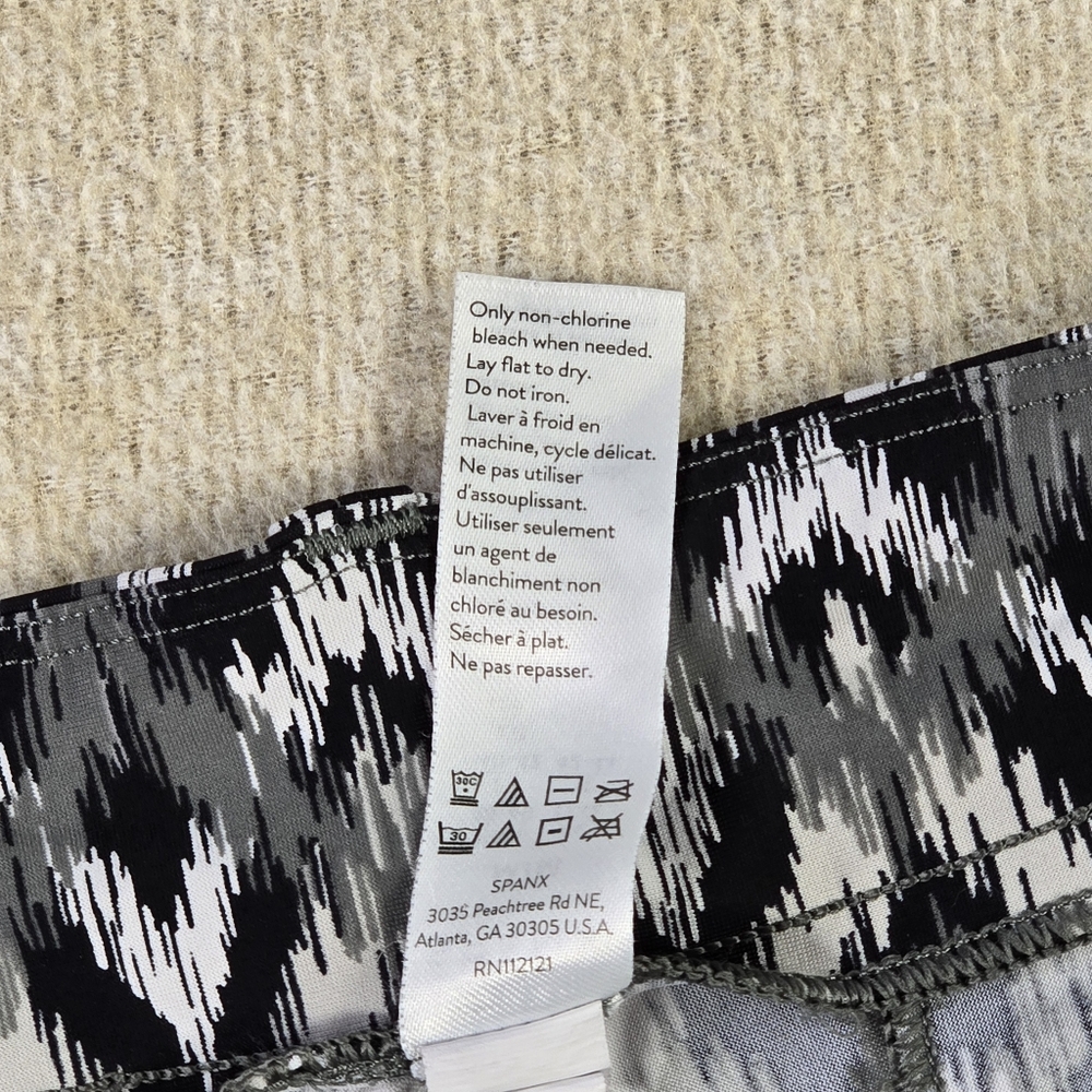 SPANX Sunshine Shorts Black White Ikat Chevron Pattern Women’s Medium Pull On - Picture 6 of 7